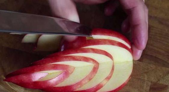 他首先把苹果斜切成两半,然后不断左切右切,最后居然…傻眼了!
